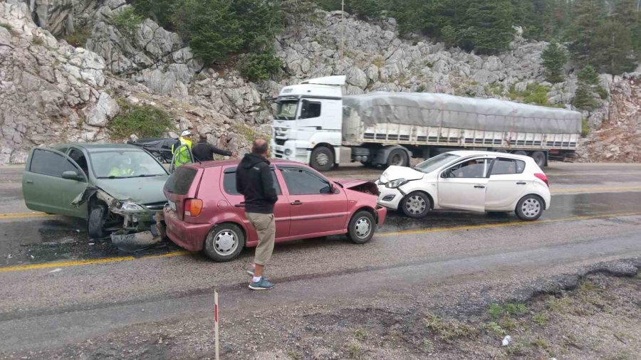 Antalya’da 4 Araçlı Zincirleme Kaza: 5 Yaralı