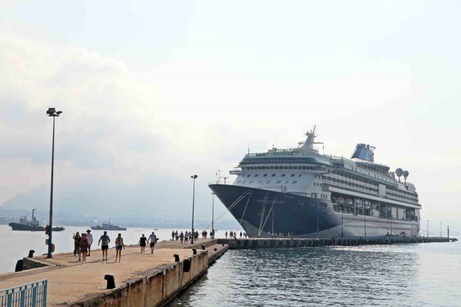 Alanya’ya Demirleyen Lüks Gemide Bin 743 Turist Karaya Ayak Bastı