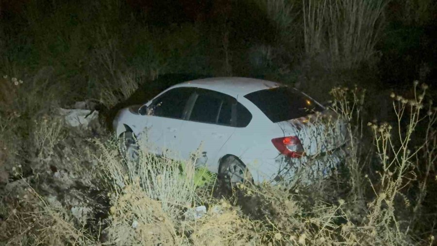 Kontrolden Çıkan Otomobil Çaya Uçtu, Sürücü Olay Yerinden Kaçtı