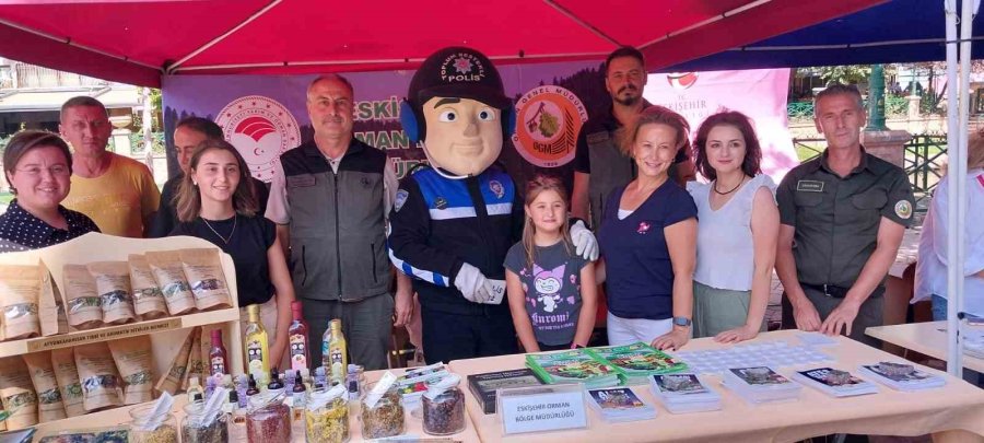 Polis Ekipleri Halk Sağlığı Sokak Etkinliği’nde Vatandaşları Bilgilendirdi