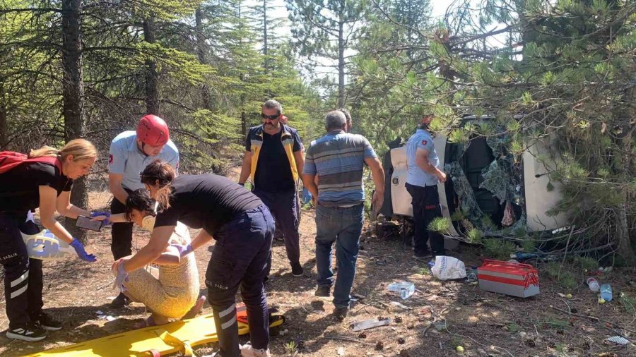 Kontrolden Çıkan Hafif Ticari Araç Çam Ağaçlarına Çarparak Devrildi: 5 Yaralı