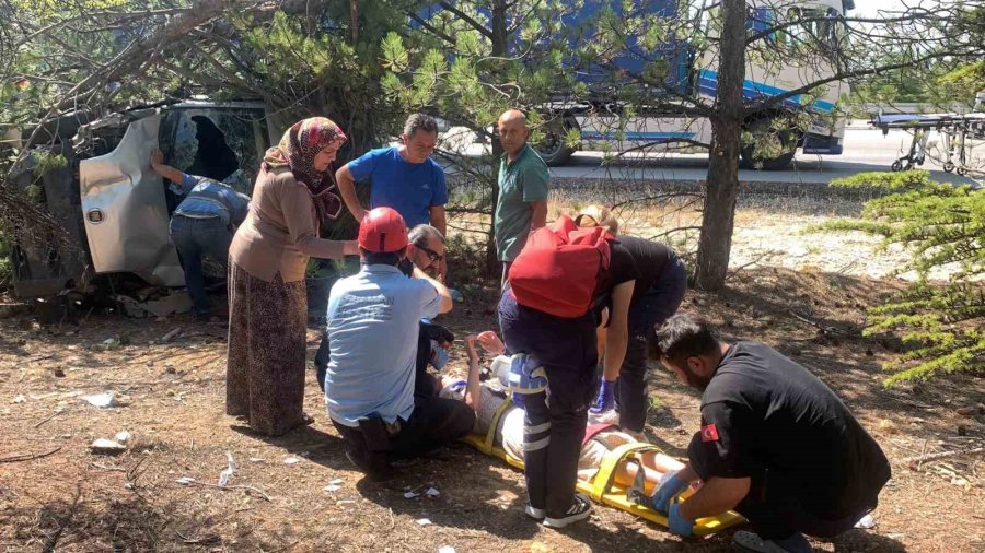 Kontrolden Çıkan Hafif Ticari Araç Çam Ağaçlarına Çarparak Devrildi: 5 Yaralı