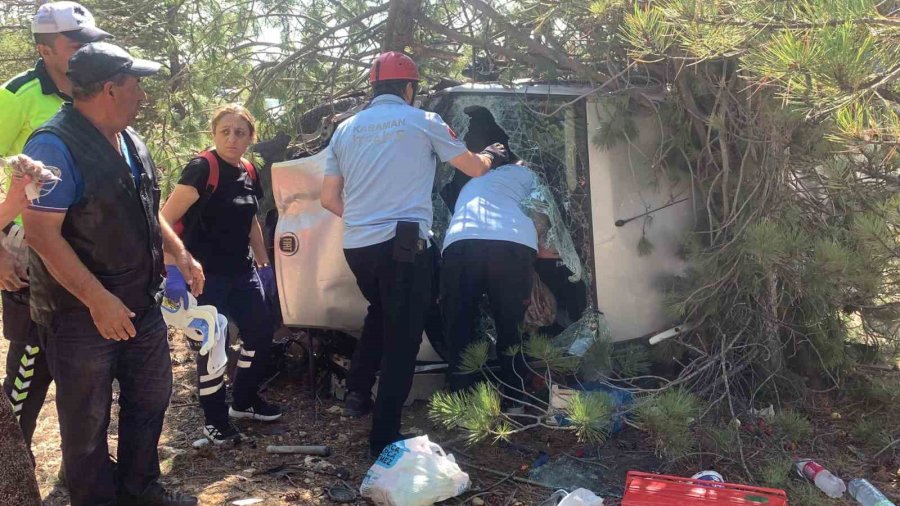 Kontrolden Çıkan Hafif Ticari Araç Çam Ağaçlarına Çarparak Devrildi: 5 Yaralı