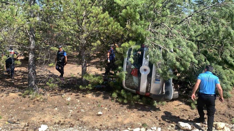 Kontrolden Çıkan Hafif Ticari Araç Çam Ağaçlarına Çarparak Devrildi: 5 Yaralı