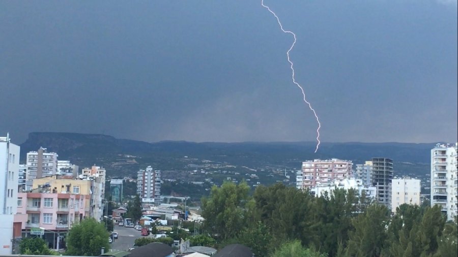 Mersin’in Yüksek Kesimlerinde Yağmur, Sahilde Yıldırımlar Etkili Oldu