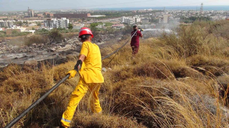 Mersin’de Makilik Alanda Çıkan Yangın Söndürüldü