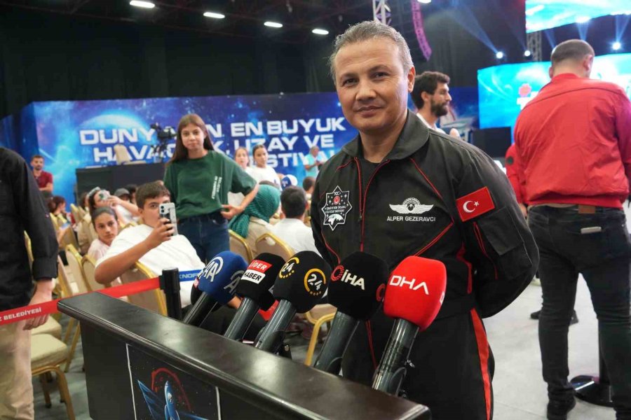 Uzaya Çıkan İlk Türk Astronot Gezeravcı, Teknofest’te Gençlerle Buluştu