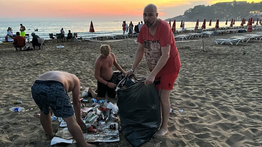 Tatil İçin Geldiği Plajda Çöpleri Gören Gurbetçi İsyan Etti: "bunu Yapan Vatan Hainidir"