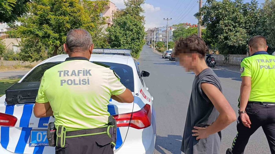 Afacan Sürücü Mahalleyi Birbirine Kattı: 14 Yaşındaki Çocuk 3 Aracı Hurdaya Çevirdi, 1 Kişi Yaralandı