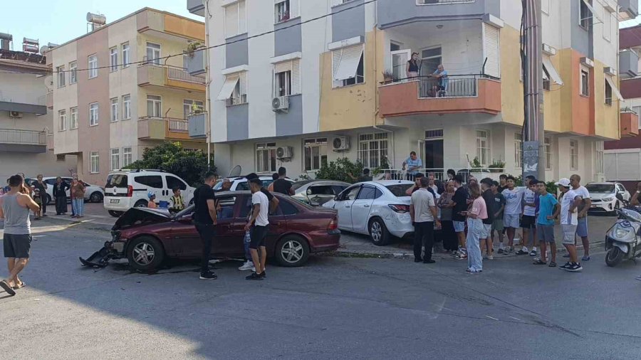 Afacan Sürücü Mahalleyi Birbirine Kattı: 14 Yaşındaki Çocuk 3 Aracı Hurdaya Çevirdi, 1 Kişi Yaralandı