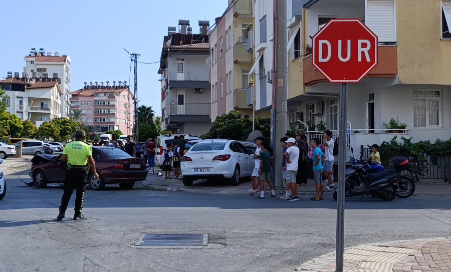 Afacan Sürücü Mahalleyi Birbirine Kattı: 14 Yaşındaki Çocuk 3 Aracı Hurdaya Çevirdi, 1 Kişi Yaralandı