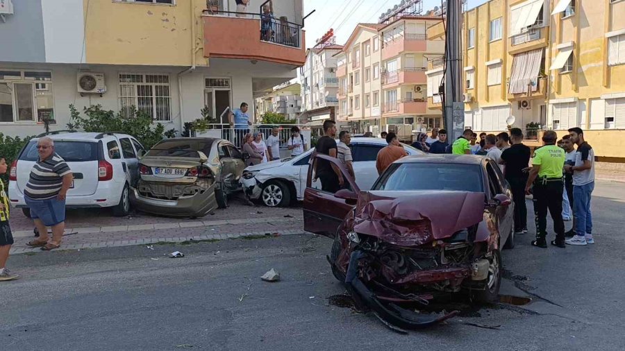 Afacan Sürücü Mahalleyi Birbirine Kattı: 14 Yaşındaki Çocuk 3 Aracı Hurdaya Çevirdi, 1 Kişi Yaralandı