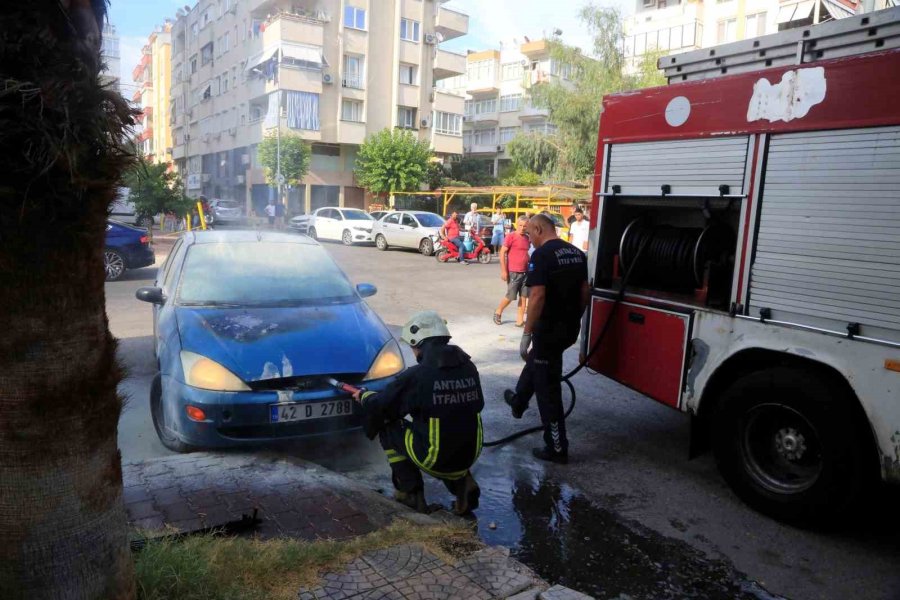 Aracının Yanışını Çaresiz Gözlerle İzledi