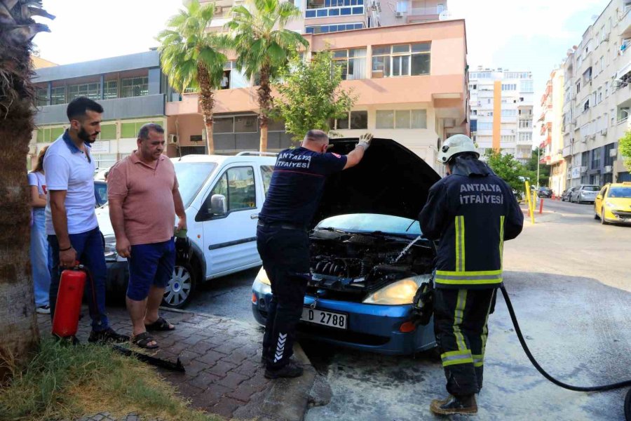 Aracının Yanışını Çaresiz Gözlerle İzledi