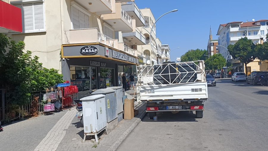 Manavgat’ta Esnaftan, Elektrik Kesintisine Tepki: "etlerimiz Koktu, Dondurmalarımız Eridi"