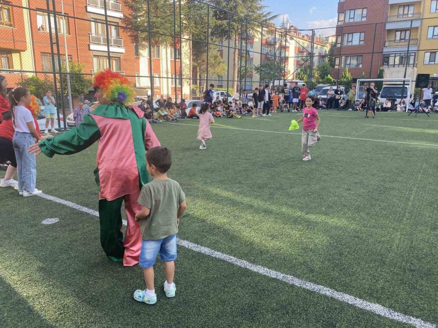 Eskişehirli Hayırseverler İhtiyaç Sahibi Yüzlerce Çocuğu Sevindirdi