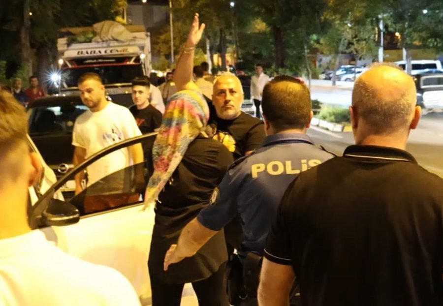 Polise Hem “kamu Personeleyim” Dedi, Hem De Yasal Olmayan İşlem Teklif Etti