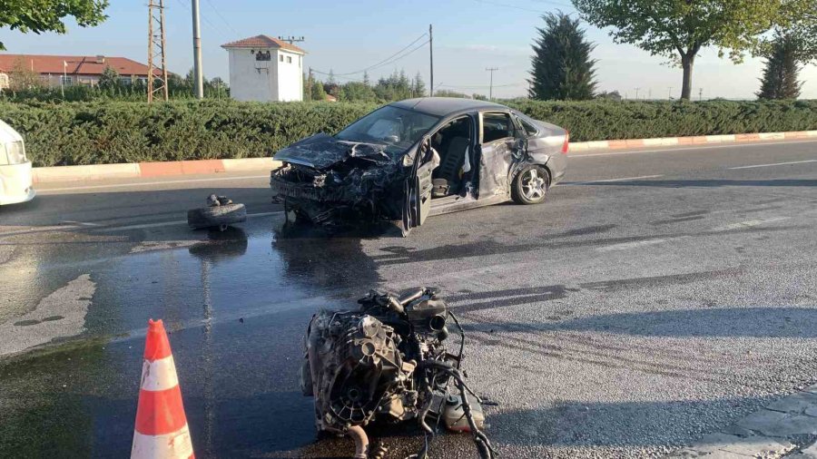 Kazada Otomobilin Motorunun Fırladığı An Kamerada: 2 Yaralı