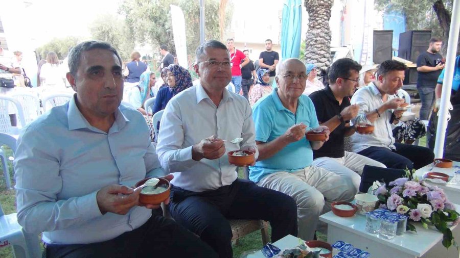 Yoğurt Dolu Tepsiye Kafalarını Sokup Altın Aradılar