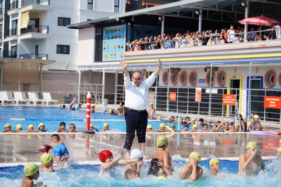 Erdemli’de Yüzme Öğrenen Bin Çocuk Sertifikalarını Aldı