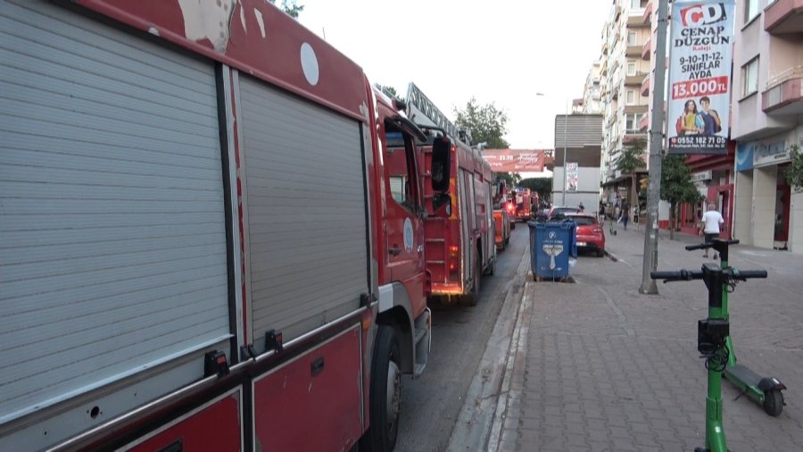 Apartmanın Çatısındaki Mangal Dumanı 7 İtfaiye Aracını Alarma Geçirdi