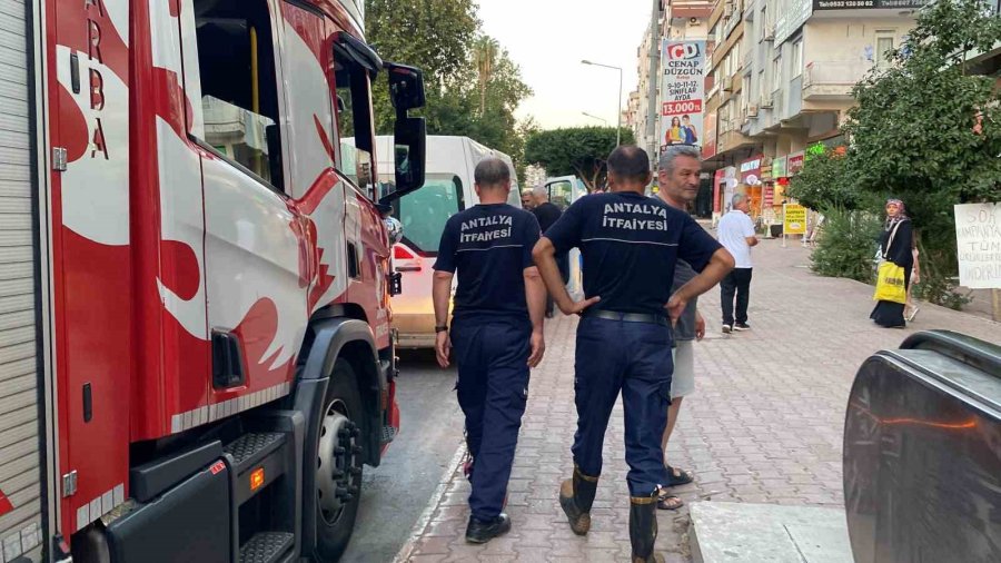 Apartmanın Çatısındaki Mangal Dumanı 7 İtfaiye Aracını Alarma Geçirdi