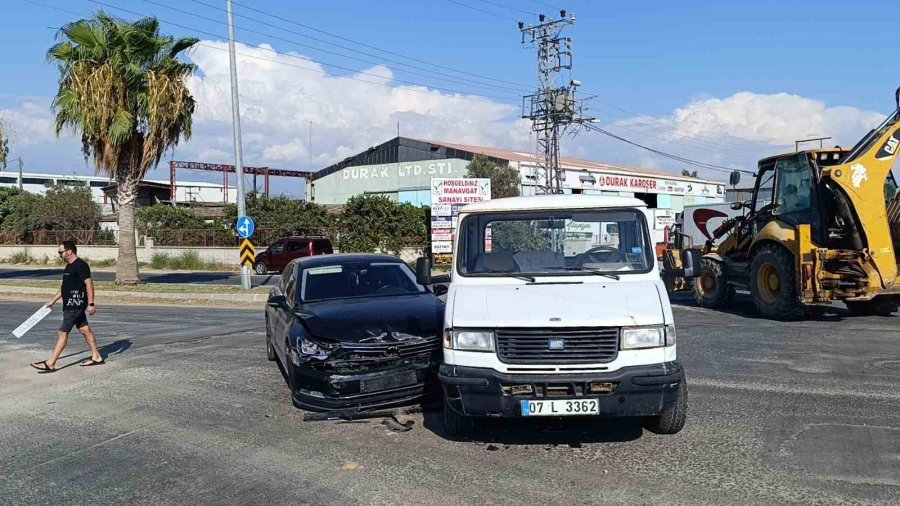 Manavgat’ta Kamyonet İle Otomobil Çarpıştı: 1 Yaralı