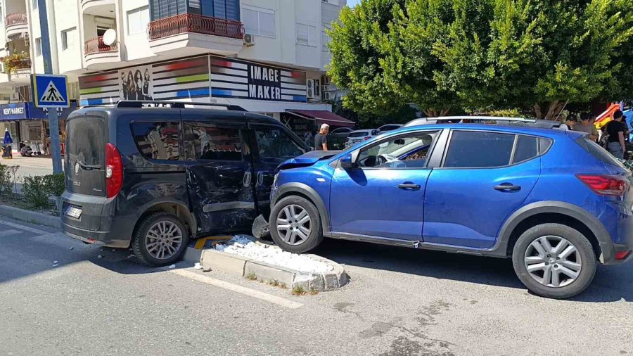 Otomobil, Hafif Ticari Aracı Önünde Sürükledi: 3 Yaralı