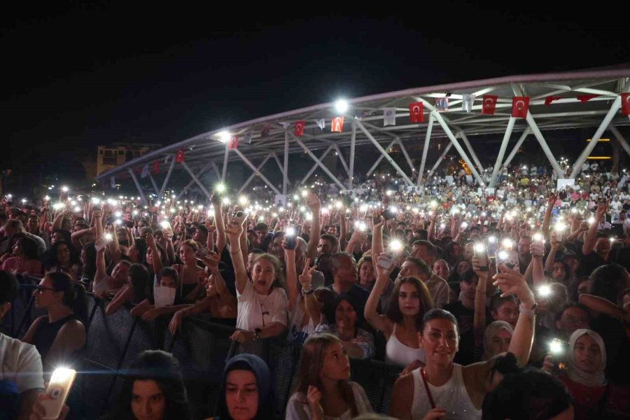 Antalyalılar Ece Mumay Konseriyle Coştu