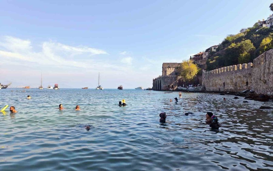 Alanya’da Tarihi Kızılkule’nin Gölgesinde Deniz Keyfi