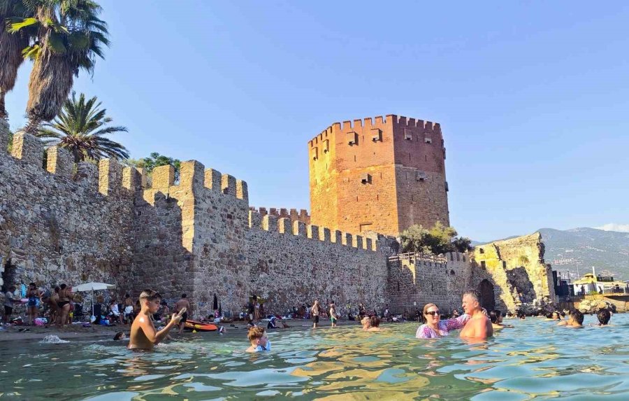 Alanya’da Tarihi Kızılkule’nin Gölgesinde Deniz Keyfi