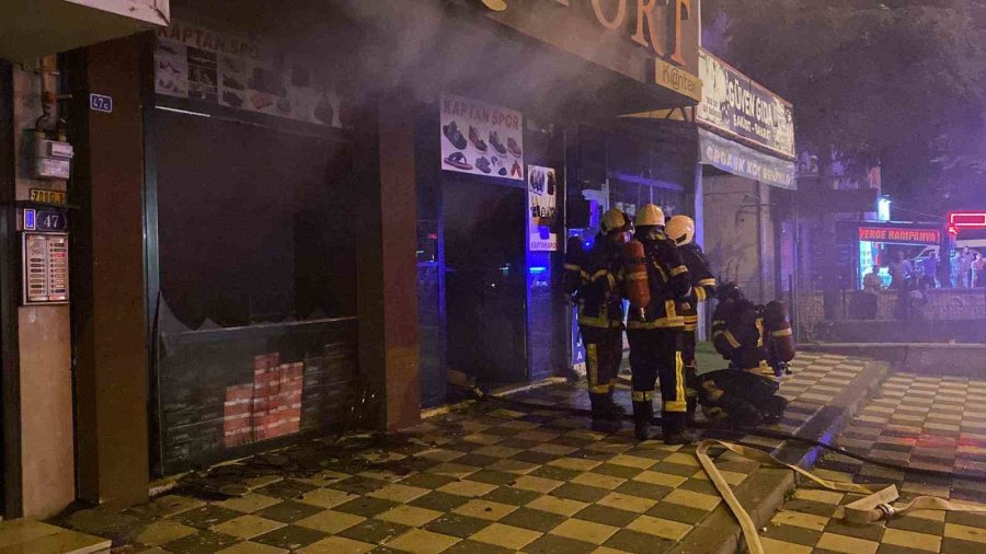 Ayakkabı Dükkanında Çıkan Yangın İtfaiye Ekipleri Tarafından Söndürüldü