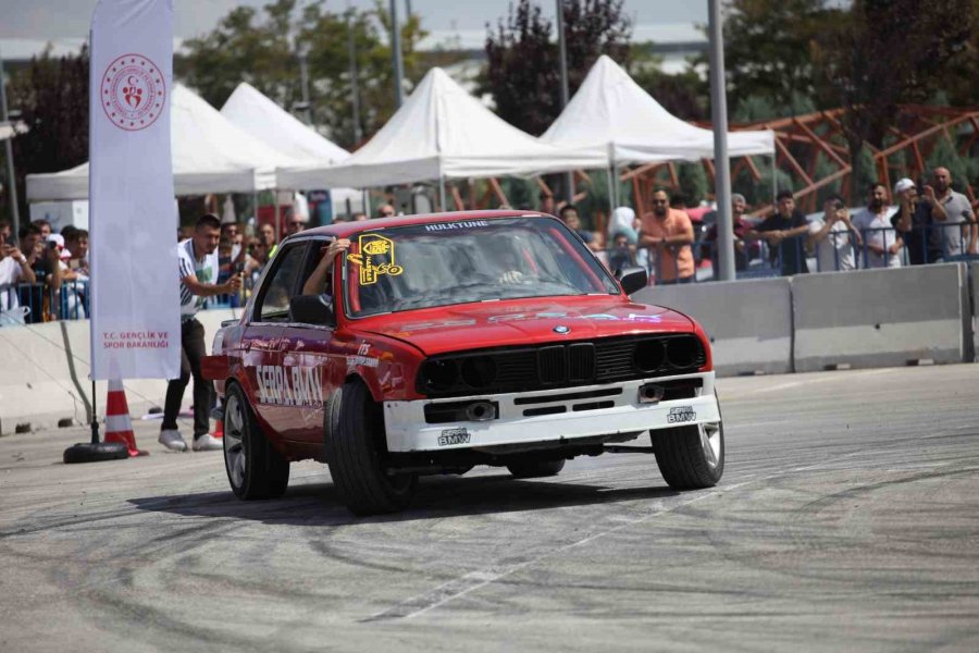 Konya’da Slalom Yarışı Ve Drift Gösterisinde Otomobiller Tozu Dumana Kattı