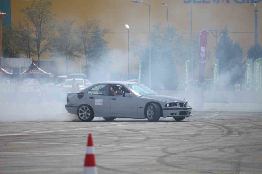 Konya’da Slalom Yarışı Ve Drift Gösterisinde Otomobiller Tozu Dumana Kattı