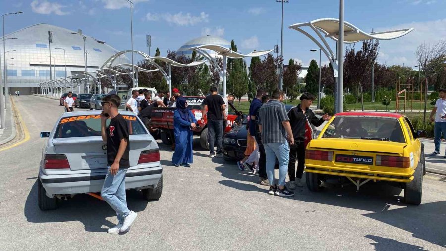 Konya’da Slalom Yarışı Ve Drift Gösterisinde Otomobiller Tozu Dumana Kattı