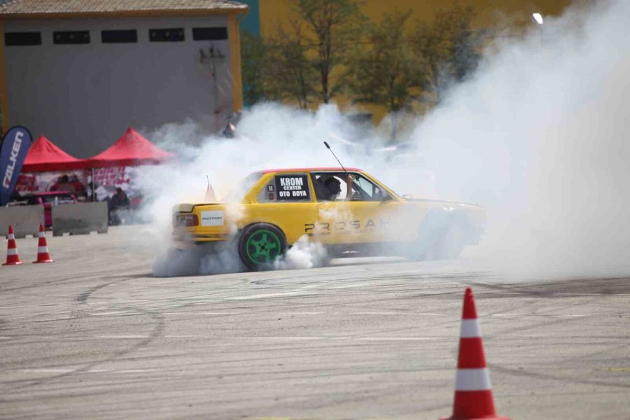 Konya’da Slalom Yarışı Ve Drift Gösterisinde Otomobiller Tozu Dumana Kattı