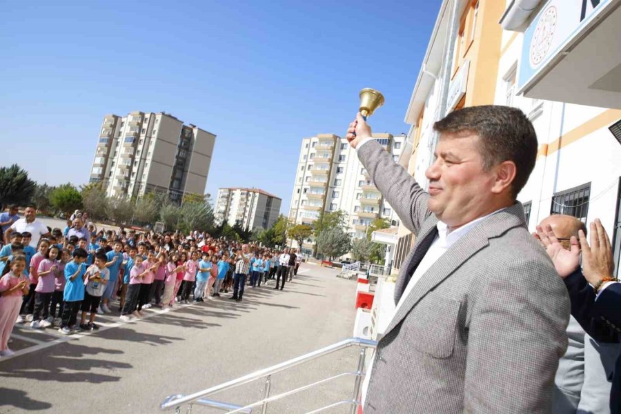 Başkan Dinçer, Okulun İlk Gününde Öğrenci Ve Öğretmenleri Yalnız Bırakmadı