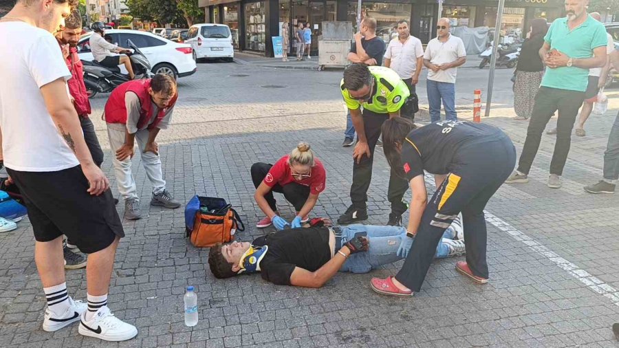 Kazaya Gelen Ambulans Kaza Yaptı, Sağlıkçılar Olay Yerine Yaya Olarak Geldi