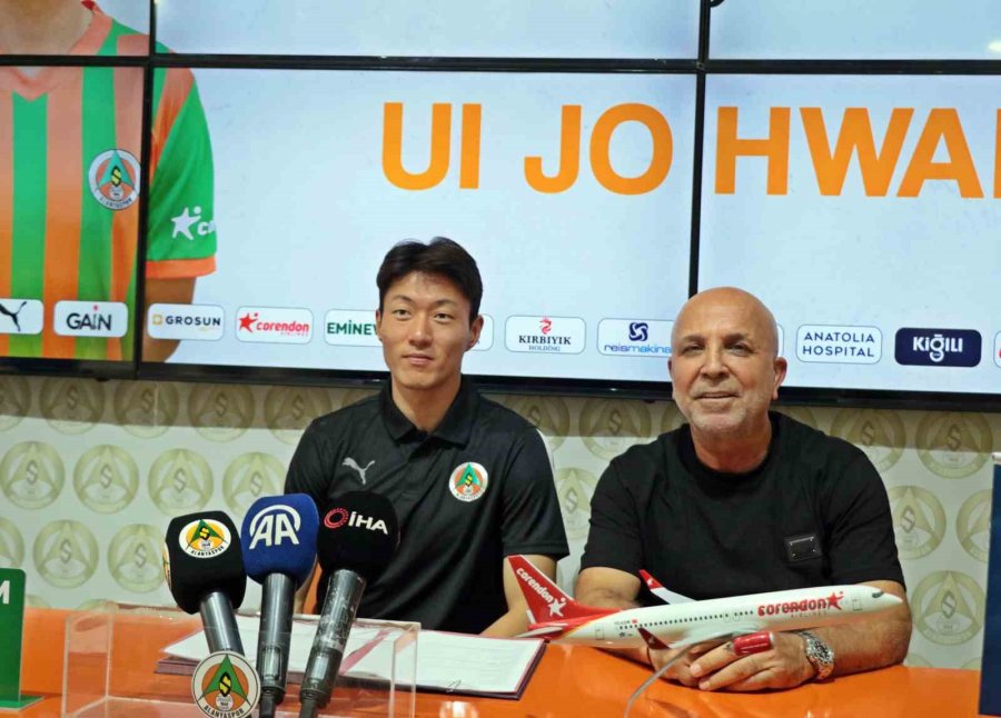 Alanyaspor’da Yeni Transfer Hwang İçin İmza Töreni Düzenlendi