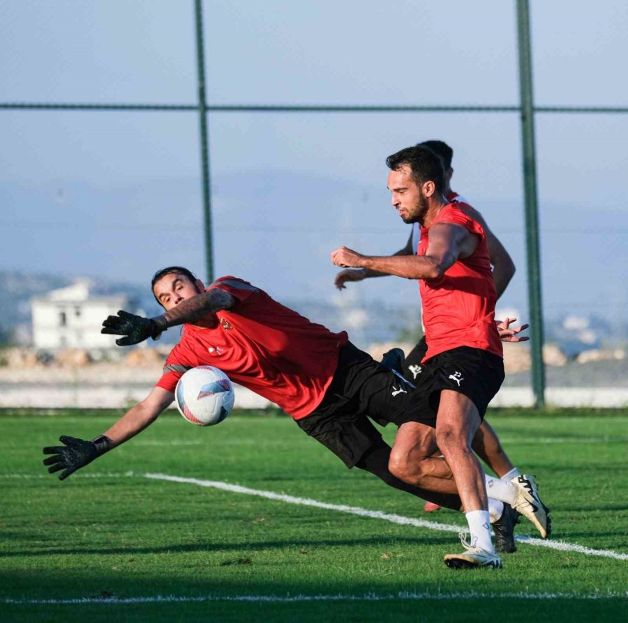 Hatayspor, Teknik Direktör Rıza Çalımbay Yönetiminde İlk Antrenmanını Gerçekleştirdi