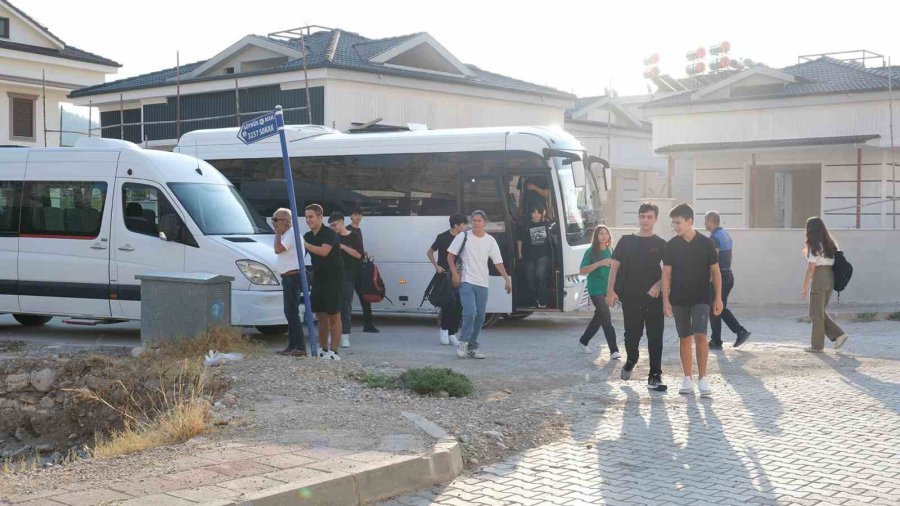 Kemer’de Lise Öğrencilerine Ücretsiz Servis İmkanı