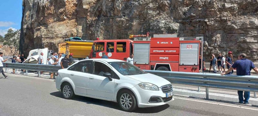 Korkuteli-antalya Karayolunda İki Tır Çarpıştı: 3 Yaralı