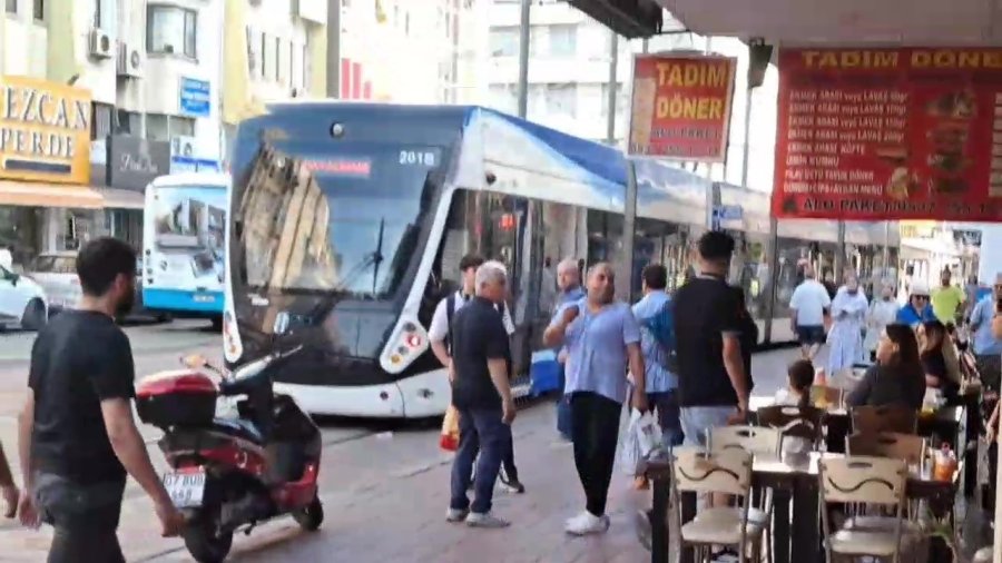 Vatman İle Tartıştı, Ayırmaya Gelen Esnafın Peşinden Bıçakla Gitti