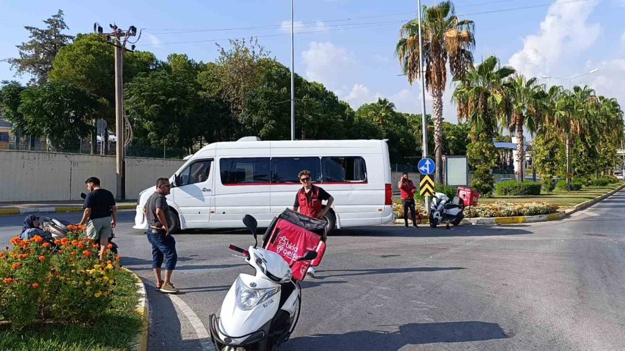 Okul Servisine Çarpan Motosikletin Sürücüsü Metrelerce Havaya Fırladı