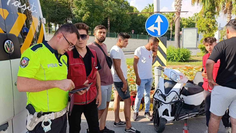 Okul Servisine Çarpan Motosikletin Sürücüsü Metrelerce Havaya Fırladı