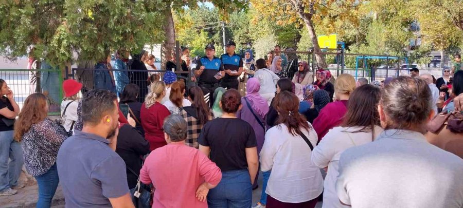 Polis Ekipleri Öğrencilere Ve Velilere Basit Güvenlik Tedbirlerini Anlattı