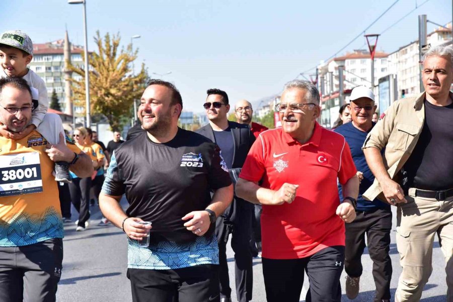 Büyükşehir’in 4. Uluslararası Yarı Maratonu’ndaki Halk Koşusunda Hediye Yağmuru