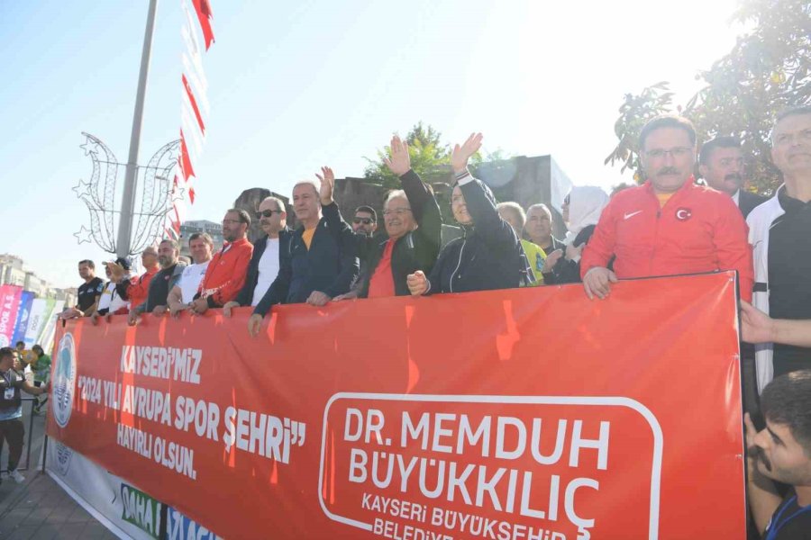 Büyükşehir’in 4. Uluslararası Yarı Maratonu’ndaki Halk Koşusunda Hediye Yağmuru