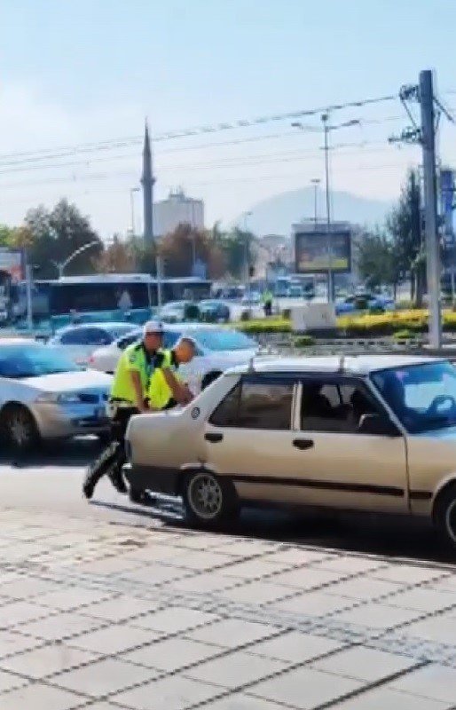 Aydın, Bozulan Aracı İterek Sürücüye Yardımcı Olan Polisleri Makamında Ağırladı