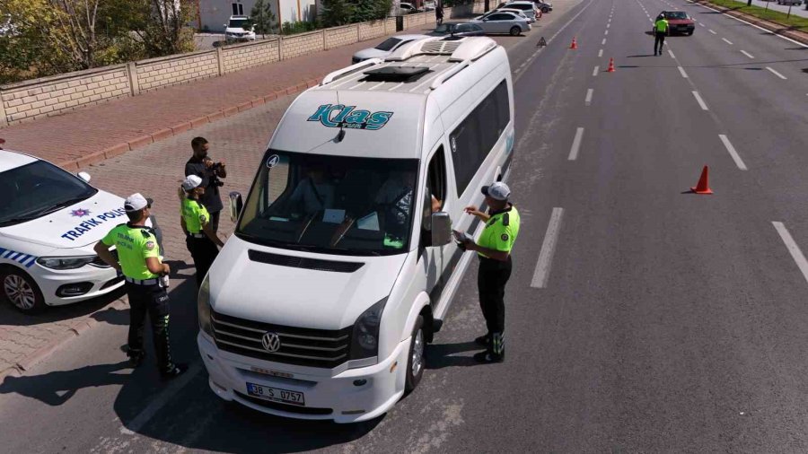 Kayseri Polisi Öğrencilerin Güvenliği İçin Okul Servislerini Denetliyor